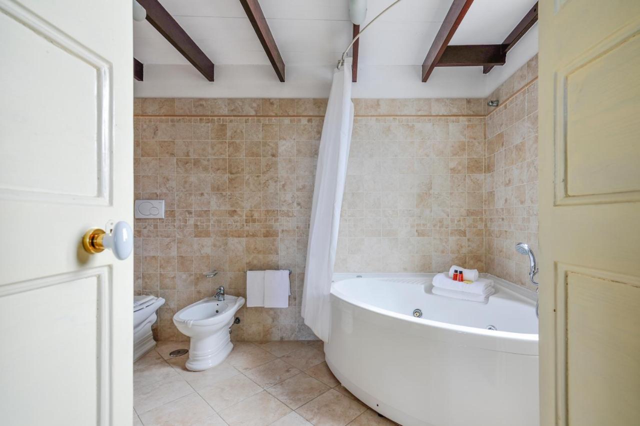 Castriota 19 - Jacuzzi Apartment Sit เลชเช ภายนอก รูปภาพ