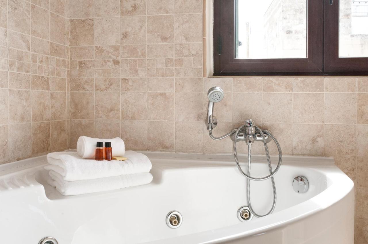 Castriota 19 - Jacuzzi Apartment Sit เลชเช ภายนอก รูปภาพ
